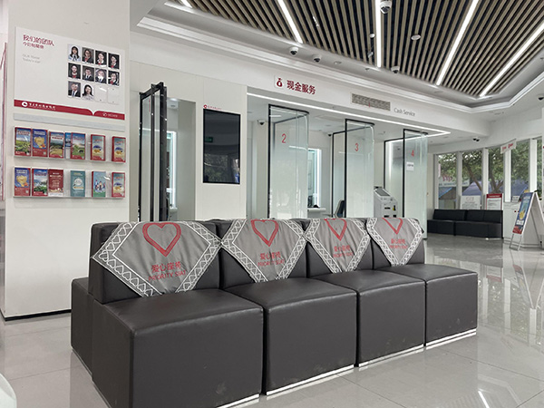 在營業(yè)網(wǎng)點布設愛心座椅。重慶農商行供圖