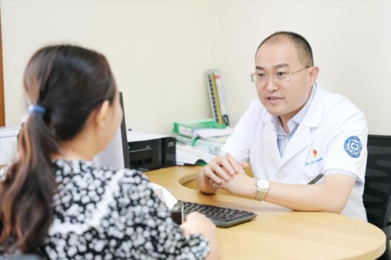 了解患者病情。重慶大學(xué)附屬江津醫(yī)院供圖