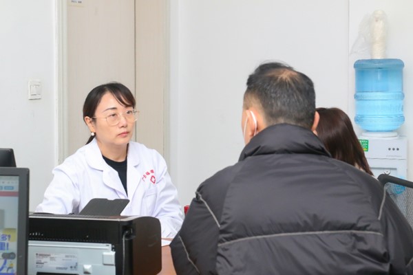 顏耀華坐診。重慶安琪兒婦產(chǎn)醫(yī)院供圖