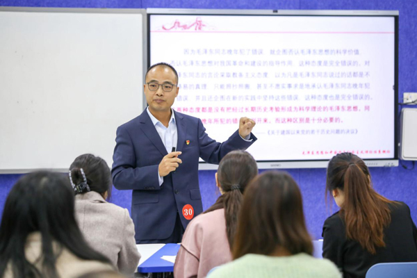 特等獎(jiǎng)獲獎(jiǎng)教師、重慶工程職院思政課教師李千五在比賽中講思政課。重慶工程職院供圖