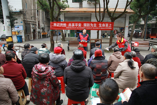 11月22日，國(guó)網(wǎng)重慶璧山供電公司員工黃維翔、余夢(mèng)娟在大旺社區(qū)向居民講解安全用電注意事項(xiàng)。蔣佩攝
