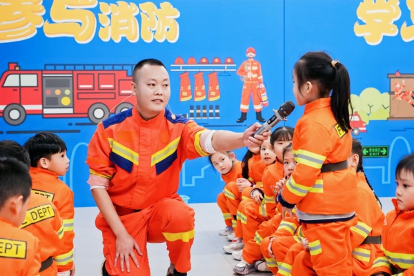 老師化身為消防員叔叔，帶領(lǐng)小小“消防員”們火場逃生。活動(dòng)組委會供圖