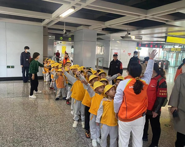 車站工作人員護(hù)送出行的小朋友。重慶交通開投集團(tuán)供圖