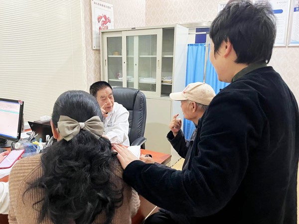 看診現(xiàn)場。重慶東大肛腸醫(yī)院供圖
