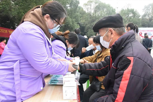 義診咨詢。璧山區(qū)衛(wèi)生健康委供圖