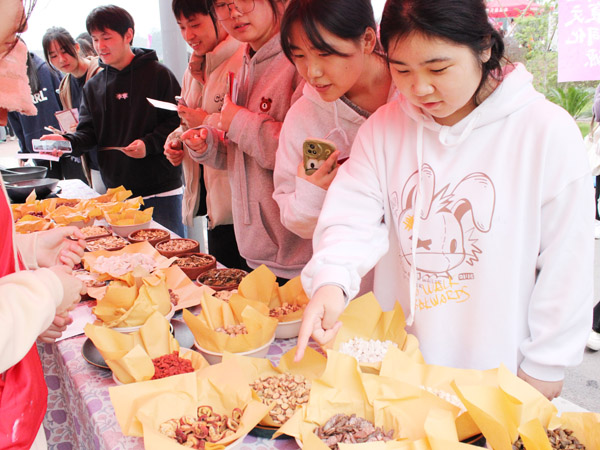 學(xué)生學(xué)習(xí)認(rèn)識(shí)中藥材。重慶移通學(xué)院供圖