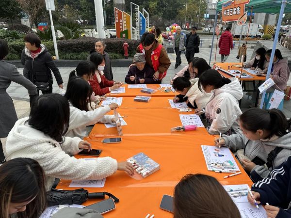 市民在參與“繪法藝術(shù)家”環(huán)節(jié)。重慶財經(jīng)學(xué)院供圖