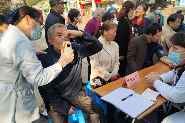 開展慢阻肺義診活動(dòng)。重慶建設(shè)醫(yī)院供圖