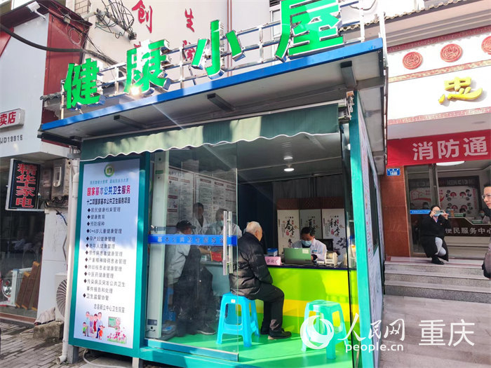 村民在健康小屋免費測量血壓血糖等。