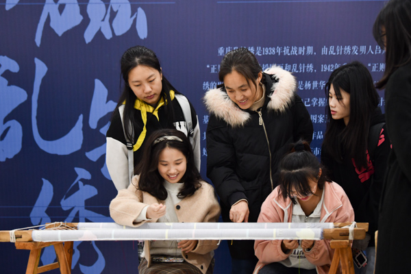 學生正在學習非遺“沙磁亂針繡”。鄒樂攝
