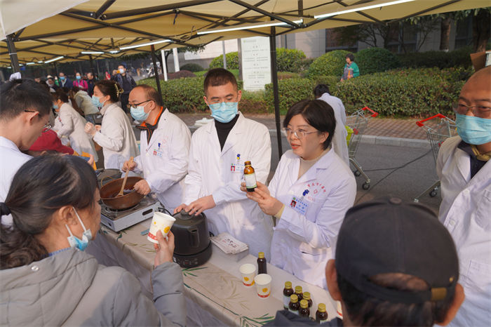 清咽糖漿受市民歡迎。重慶市中醫(yī)院供圖