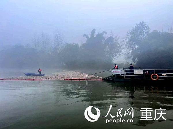 龍溪河墊江段正在清漂。人民網(wǎng)記者 馮文彥攝