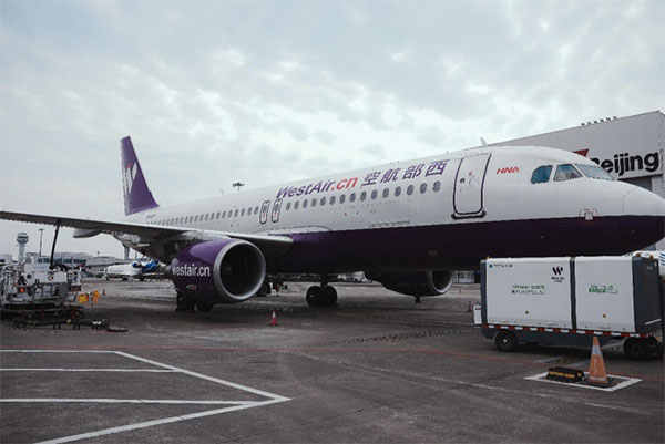 新能源電源車為地面作業(yè)飛機供能，降低二氧化碳排放。西部航空供圖