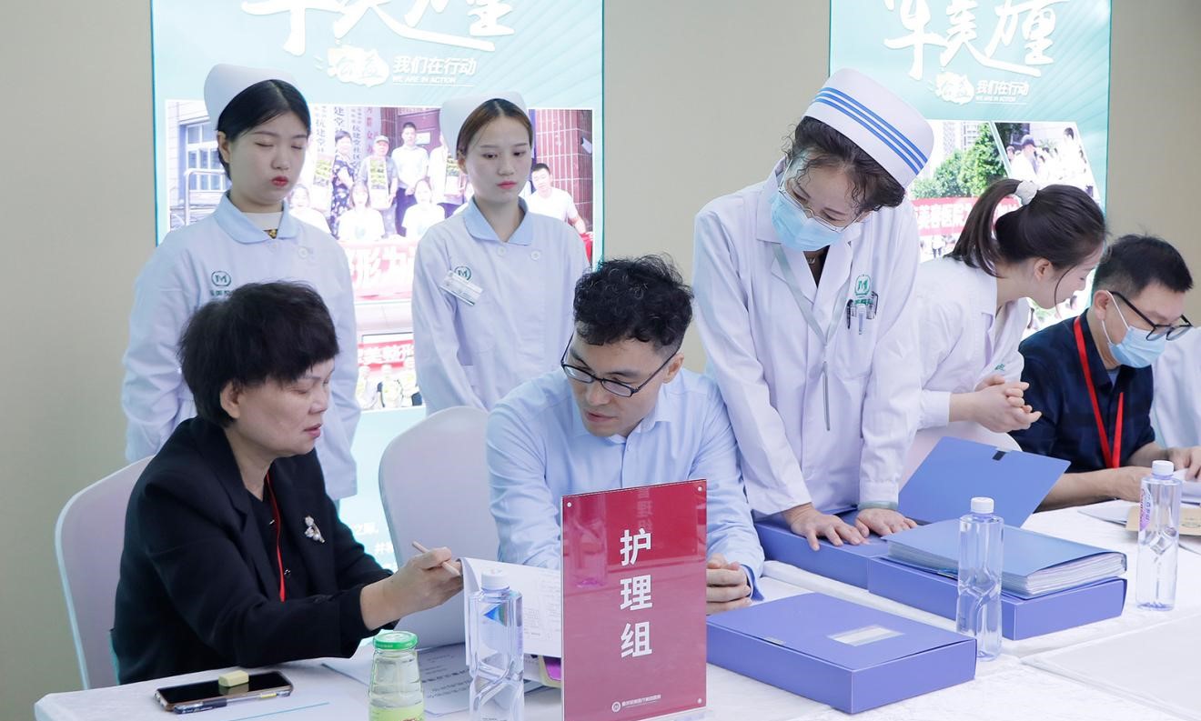 護理院感組對后勤人員檢查。重慶軍美醫(yī)療美容醫(yī)院供圖