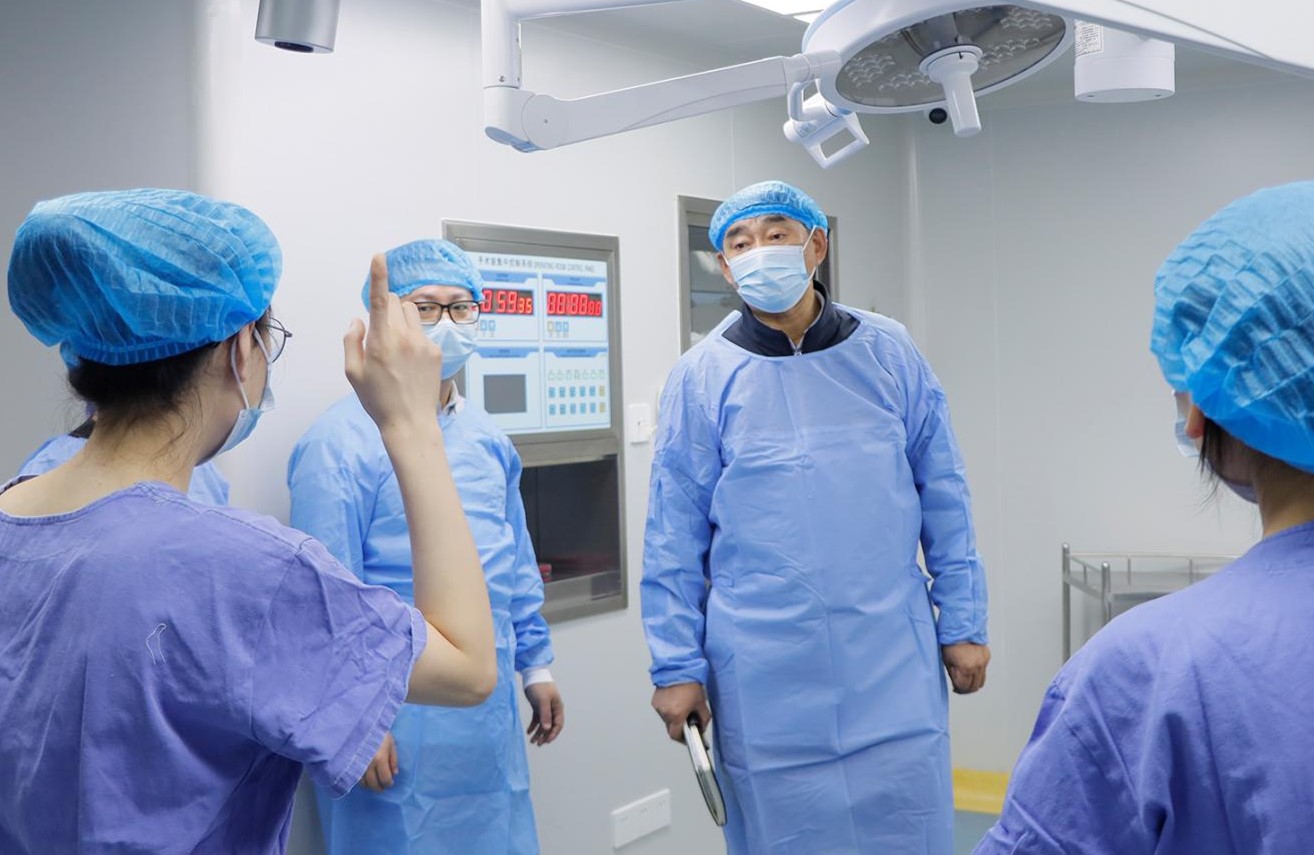 醫(yī)療質(zhì)量管理組現(xiàn)場檢查指導。重慶軍美醫(yī)療美容醫(yī)院供圖