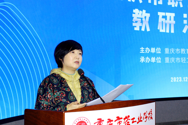 周劼做總結。重慶市輕工業(yè)學校供圖