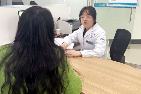 溝通問詢。奉節(jié)縣人民醫(yī)院供圖