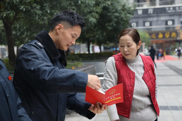11月29日，城口縣稅務(wù)人員在梧桐社區(qū)給居民講解憲法。城口縣稅務(wù)局供圖