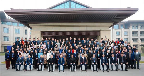 會議合影。重慶商務(wù)職業(yè)學院供圖