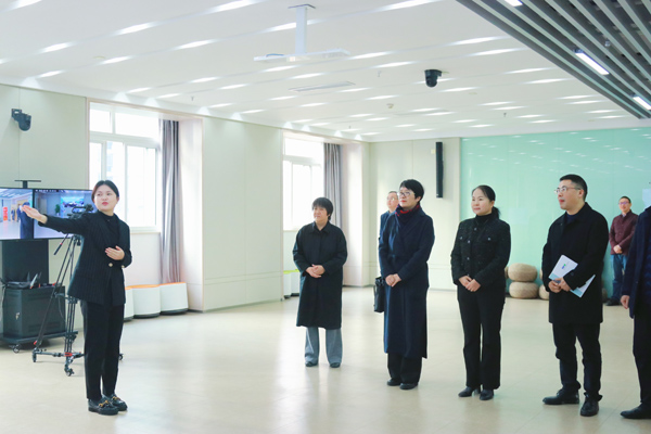 調研江北區(qū)教師進修學院。向詩佳攝