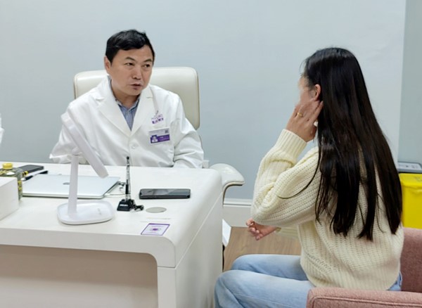 刁慶春看診中。重慶美萊整形美容醫(yī)院供圖