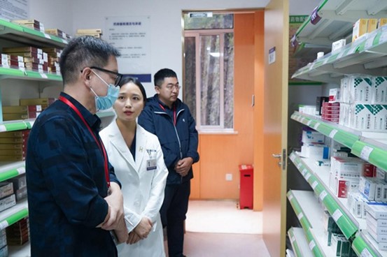 評審專家現(xiàn)場檢查。重慶華美整形外科醫(yī)院供圖