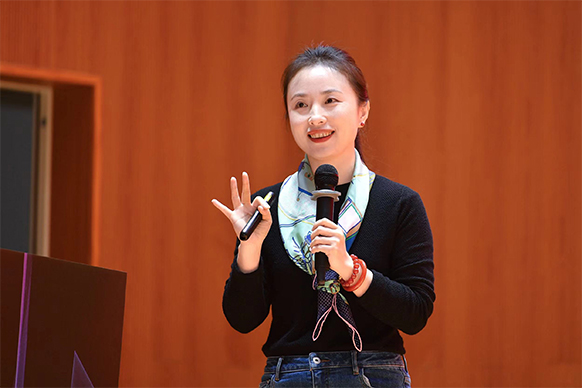 白渝作主題報告。重慶市第一實(shí)驗(yàn)中學(xué)校供圖