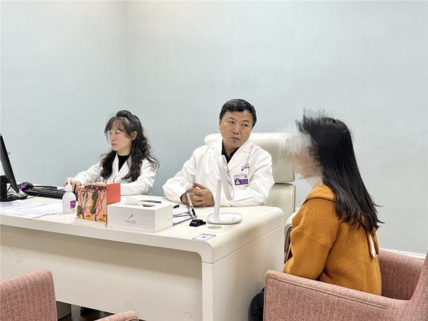 刁慶春看診中。重慶美萊整形美容醫(yī)院供圖