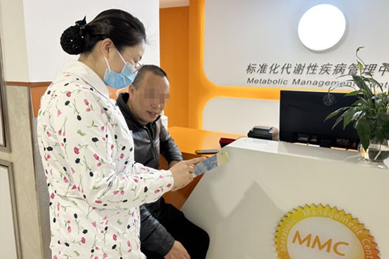 患者在標(biāo)準(zhǔn)化代謝性疾病管理中心接受健康宣教。重慶市紅十字會(huì)醫(yī)院供圖