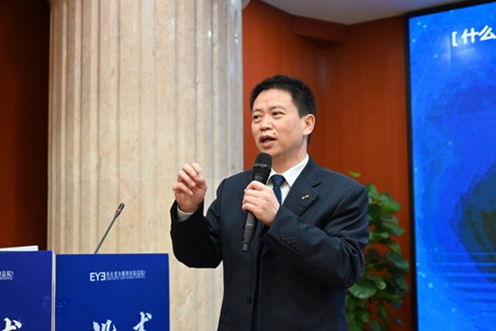 譚吉林進(jìn)行科普講座。重慶愛爾眼科醫(yī)院總院供圖