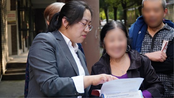 工作人員向居民介紹“重慶渝快?！眱?nèi)容。重慶渝快保服務中心供圖