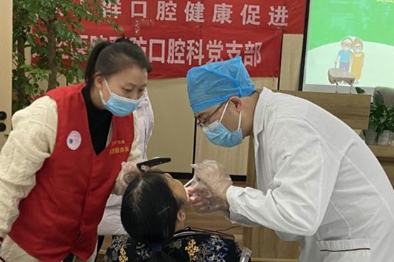 口腔義診。重醫(yī)附屬口腔醫(yī)院供圖