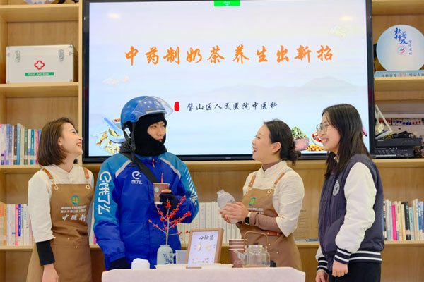 “中藥制奶茶 養(yǎng)生出新招”。胡悅建攝