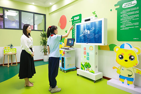 白市驛第二小學?！疤鹛鹞荨薄０资畜A第二小學校供圖