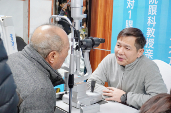 患者現(xiàn)場檢查眼睛。重慶何氏眼科供圖
