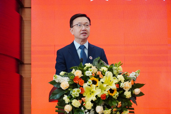 毛明山介紹比賽。重慶一中供圖