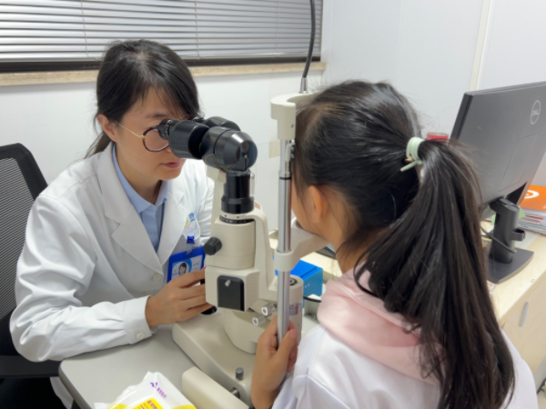 史月麗檢查患者眼部情況。重慶普瑞眼科醫(yī)院供圖