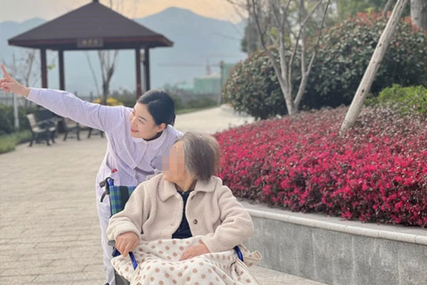 日常照護。兩江新區(qū)人民醫(yī)院供圖