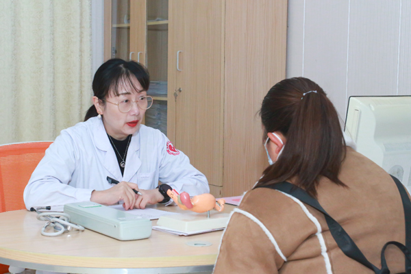 顏耀華坐診現(xiàn)場。重慶安琪兒婦產(chǎn)醫(yī)院供圖