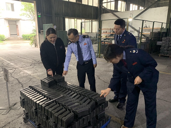 近日，綦江區(qū)稅務(wù)人員在重慶市宇紅軌道車輛配件有限公司宣傳稅收政策，收集意見(jiàn)建議。徐維達(dá)攝