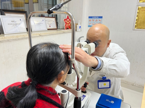 陳伯凡為患者檢查眼部情況。重慶普瑞眼科醫(yī)院供圖