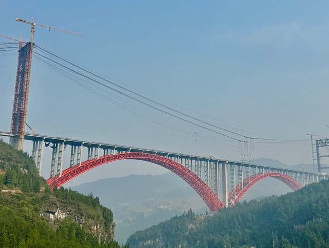 在建的渝湘復(fù)線(xiàn)高速公路雙堡特大橋。重慶高速集團(tuán)供圖