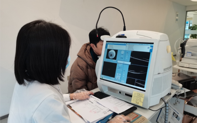 秦艷為患者檢查眼部情況。重慶南坪愛爾眼科醫(yī)院供圖