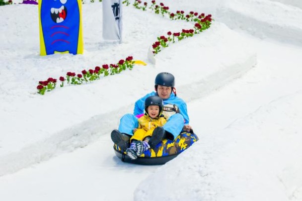 游客感受冰雪運動的魅力。重慶熱雪奇跡供圖