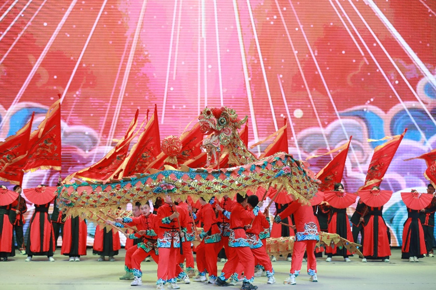 初2026級(jí)10班帶來(lái)歌舞《龍行龘龘》。重慶八中渝北校區(qū)供圖