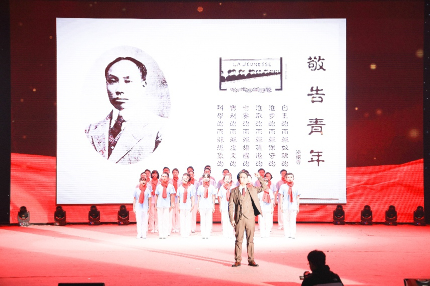 初2026級(jí)1班表演的情境說(shuō)唱歌舞《未來(lái)我來(lái)》。重慶八中渝北校區(qū)供圖