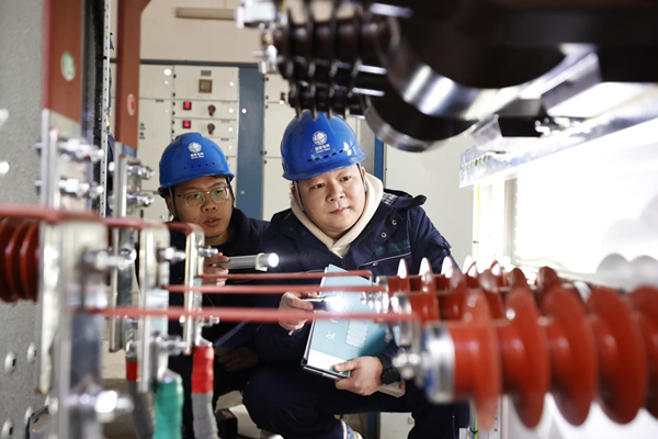 12月27日，國網(wǎng)重慶市南供電公司南岸供電中心紅巖電管家服務隊在重慶通用工業(yè)(集團)有限責任公司開展新裝光伏發(fā)電設備安全檢查。龔超攝