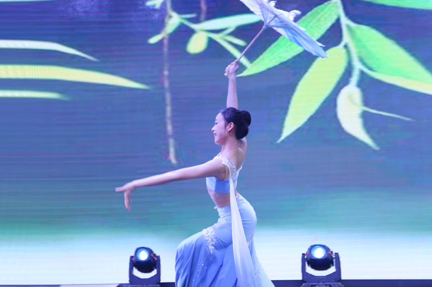 舞蹈團(tuán)表演的《韶華》。唐文蕤攝