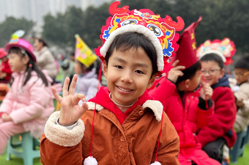 龍頭帽子大受歡迎。魯能巴蜀小學(xué)供圖