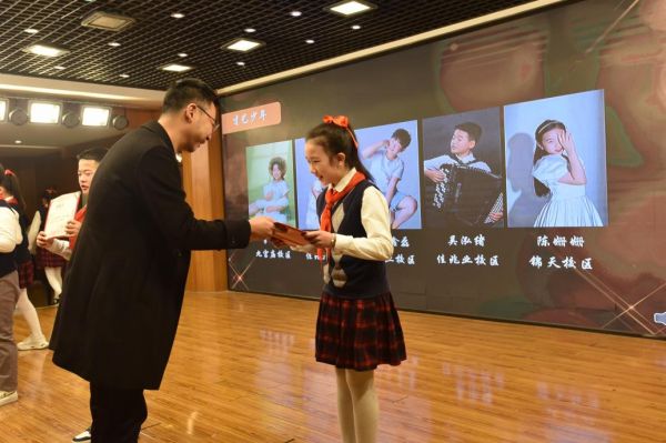 頒獎儀式。大渡口區(qū)實驗小學校供圖